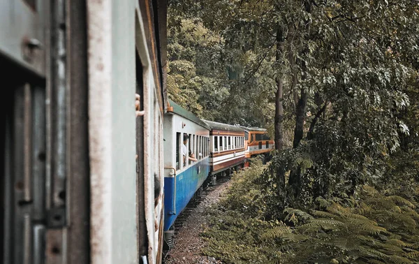 Τουρίστες Ένα Τρένο Στην Άγρια Φύση Στην Επαρχία Kanchanaburi Ταϊλάνδη — Φωτογραφία Αρχείου