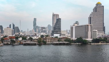 BANGKOK, THAILAND - 23 Aralık 2018: Bangkok, Tayland 'da Chao Phraya nehri olan binaların manzarası.