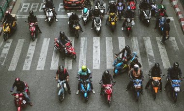 BANGKOK, THAILAND - 10 Mayıs 2019: Bangkok, Tayland 'da Chit Lom Kavşağında tanımlanamayan motosikletler.