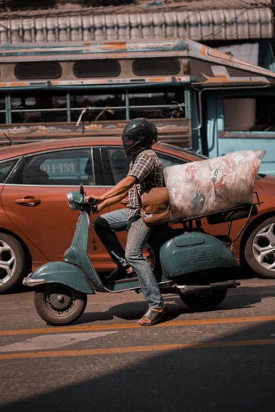 Bangkok Thailand Dezember 2018 Unbekannter Fährt Oldtimer Roller Für Den — Stockfoto