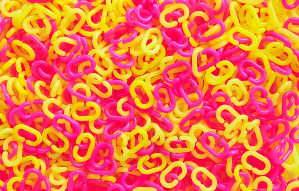 Růžové a žluté plastové řetěz — Stock fotografie