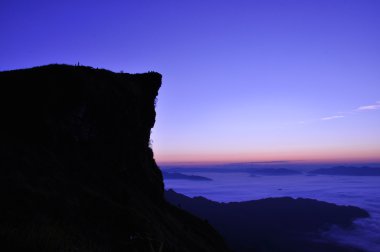Sunrise sahne ve erken sabah sis deniz