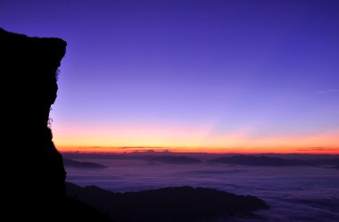 Sunrise sahne ve erken sabah sis deniz