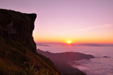 Sunrise sahne ve erken sabah sis deniz