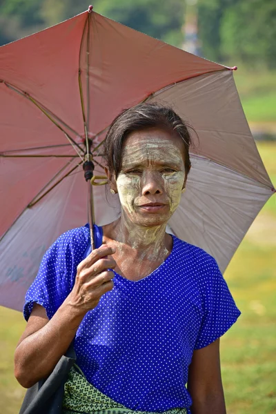 Unidentified woman with thanaka powder — Stock Photo, Image