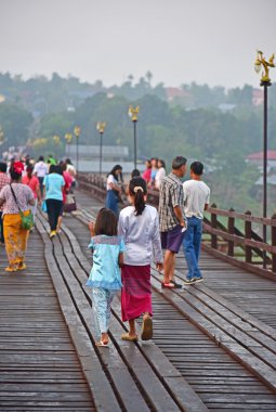 Yöre halkı ve turistlerin Pzt Köprüsü