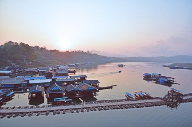 Yöre halkı ve turistlerin Pzt Köprüsü 