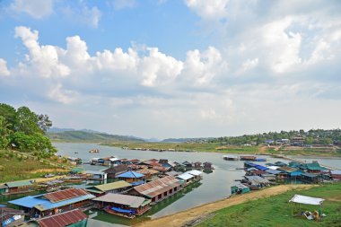 Tekne-evi Sangkhlaburi içinde