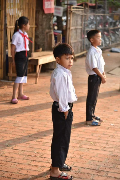 Pojkar och flicka väntar på att gå i skolan — Stockfoto