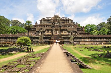 Baphuon Tapınağı'nda turistler ziyaret