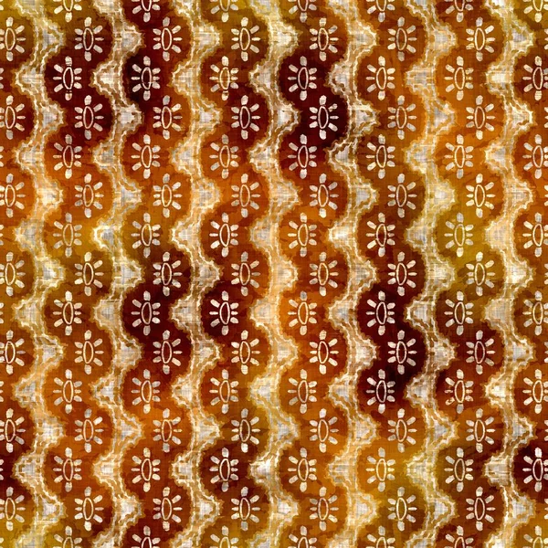 Sömlös modern sepia brun blomma blockprint tryck. Grunge akvarell konsistens blommig bakgrund. Slitstark fläckig tvättad mönstertextilväv. Målarfärgat oskärpa linne faller över hela mönstret — Stockfoto