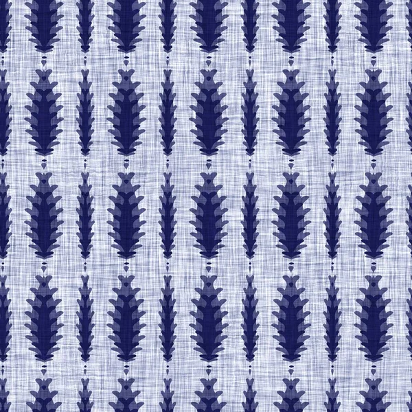Indigo bloco de flores azul imprimir tingido de linho textura fundo. Sem costura tecido japonês repetição batik padrão swatch. Bloco de borrão angustiado orgânico floral estampado em todo o têxtil. — Fotografia de Stock