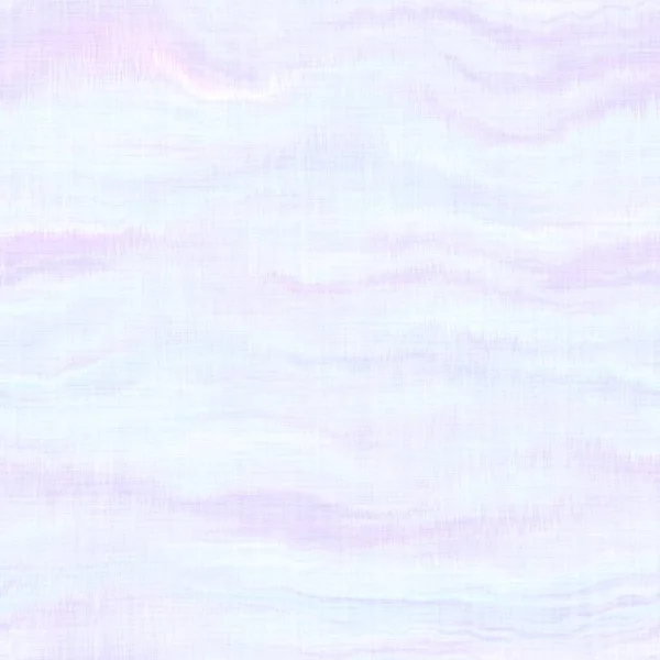 Nahtloser weißer blasser Boho-Krawattenfarbstoff mit ausgewaschenem Print. Grunge leichte Aquarell-Textur Hintergrund. Abgenutzter fleckiger Textilstoff mit Kopierraum. Malerisch pastellfarbenes Leinen über dem Druck — Stockfoto