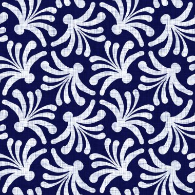 İndigo mavisi çiçek bloğu boyanmış keten desenli arka plan. Kusursuz örülmüş Japonlar batik kumaş örneklerini tekrarlıyorlar. Çiçeksel organik bulanık blok izleri tekstilin her yerinde.