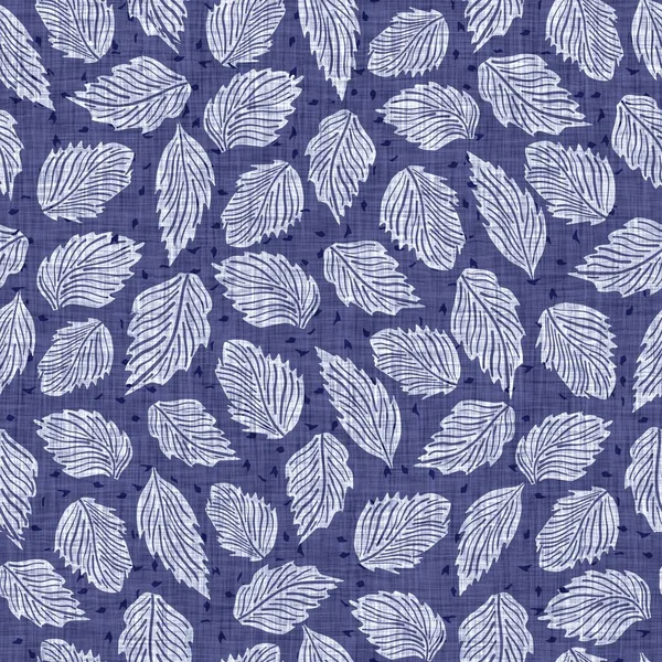 인디고 블루 블록은 염색 된 리넨 텍스처 배경을 인쇄 한다. 실이 없는 일본 제품들이 바틱 패턴 감시를 반복하고 있어요. 식물상 잎사귀 유기농은 흐릿 한 블 럭 프린트를 방해 했습니다. 직물 위에 온통 장식용 천이 있다. — 스톡 사진
