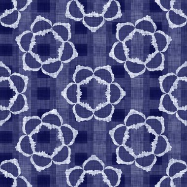 İndigo mavisi çiçek bloğu boyanmış keten desenli arka plan. Kusursuz örülmüş Japonlar batik kumaş örneklerini tekrarlıyorlar. Çiçeksel organik bulanık blok izleri tekstilin her yerinde.