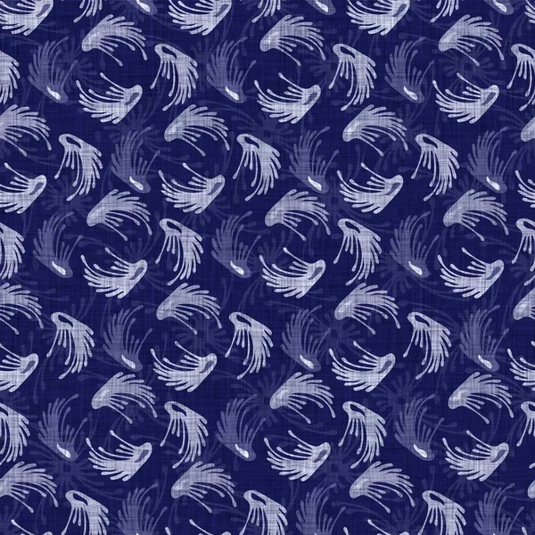 Indigo azul hoja bloque impresión teñido de lino textura de fondo. Muestra de patrón batik repetición japonesa tejida sin costura. Floral deja impresión de bloque de desenfoque afligido orgánico. Paño decorativo por todo el textil. — Foto de Stock