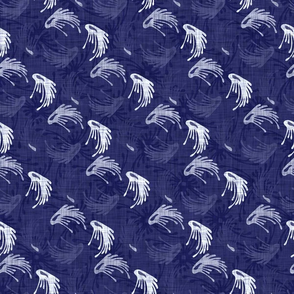 Indigo blu foglia blocco stampa tinto lino texture sfondo. Senza soluzione di continuità tessuto giapponese ripetizione batik modello campione. Foglie floreali organico angosciato stampa blocco sfocatura. Tessuto decorativo su tutto il tessuto. — Foto Stock