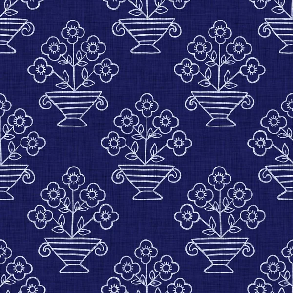 Indigo blå blomma block tryck färgade linne konsistens bakgrund. Sömlös vävd japansk repeterande batik mönster fläck. Blommig organisk nötning suddig block tryck över hela textil. — Stockfoto