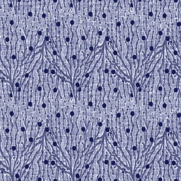 인디고 블루 블록은 염색 된 리넨 텍스처 배경을 인쇄 한다. 실이 없는 일본 제품들이 바틱 패턴 감시를 반복하고 있어요. 식물상 잎사귀 유기농은 흐릿 한 블 럭 프린트를 방해 했습니다. 직물 위에 온통 장식용 천이 있다. — 스톡 사진