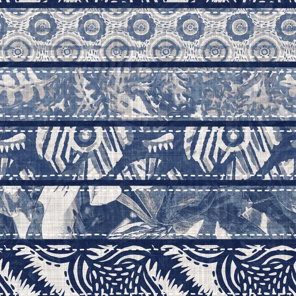 Džínová modrá skvrnitá tkaná textura. Vypral jsem starodávný bavlněný textilní efekt. Záplatované džínové domácí výzdoba měkké vybavení pozadí. Scandi quilt steh po celém textilním tiskovém materiálu. — Stock fotografie