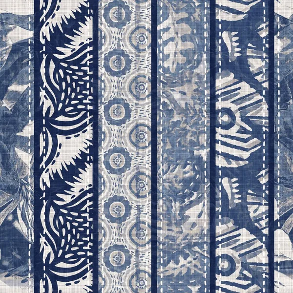 Denim blå lapptäcke rand vävd konsistens. Tvättad ut vintage tryckt bomull textil effekt. Lappad jean heminredning mjuk inredning bakgrund. Scandi kviltstygn över hela tyget tryckmaterial. — Stockfoto