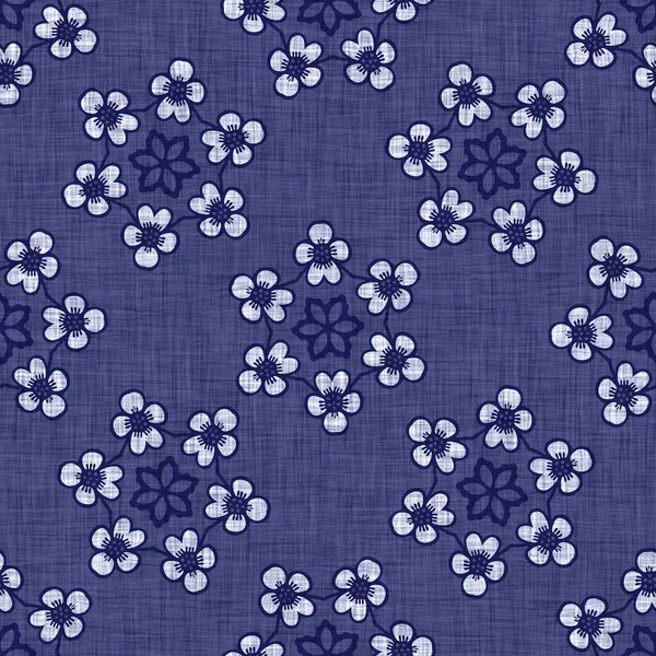 Indigo blå blomma block tryck färgade linne konsistens bakgrund. Sömlös vävd japansk repeterande batik mönster fläck. Blommig organisk nötning suddig block tryck över hela textil. — Stockfoto