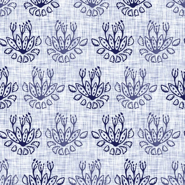 Indigo azul flor bloque impresión teñido de lino textura de fondo. Muestra de patrón batik repetición japonesa tejida sin costura. Bloque de desenfoque afligido orgánico floral estampado por todo el textil. — Foto de Stock