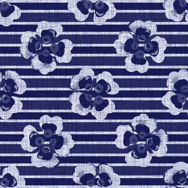 Indigo blu fiore blocco stampa tinto lino texture sfondo. Senza soluzione di continuità tessuto giapponese ripetizione batik modello campione. Stampa di blocchi di sfocatura organica floreale su tutto il tessuto. — Foto Stock