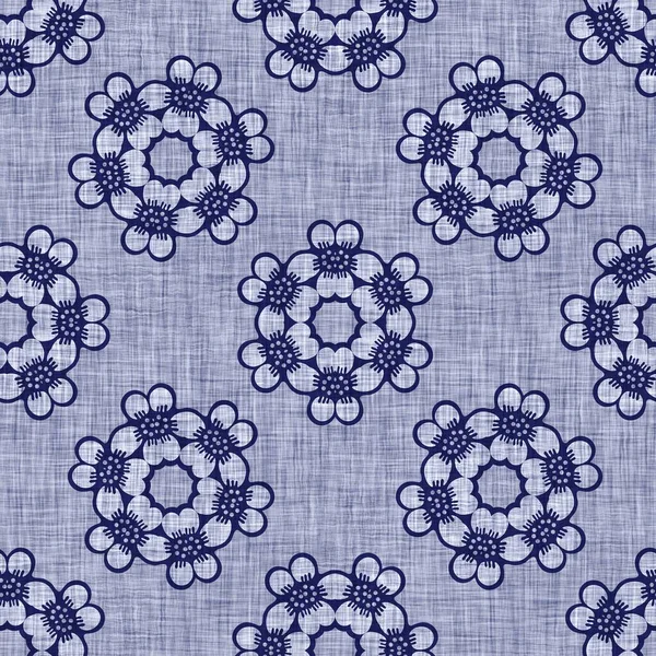 Indygo niebieski kwiat blok wydrukować farbowane płótno tekstury tła. Płynne tkane japońskie powtarzać wzór Batik Swatch. Kwiatowy organiczny odcisk rozmytego bloku na całym materiale włókienniczym. — Zdjęcie stockowe