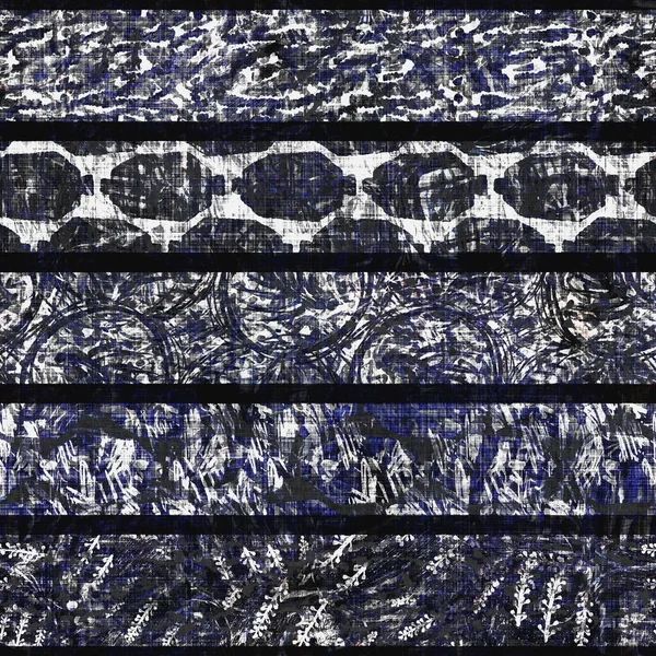 Monochromatyczny letni pasek patchworkowy tkany teksturą. Grunge vintage drukowane czarny biały efekt tkaniny bawełnianej. Naprawione zaburzone dekoracje wnętrz. Szwy kołdry na całym materiale druku tkaniny — Zdjęcie stockowe
