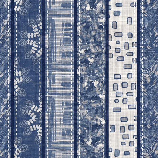 Denim blauwe patchwork streep geweven textuur. Uitgewassen vintage bedrukt katoen textiel effect. Patched jean home decor zachte inrichting achtergrond. Scandinavische quilt steek over stof print materiaal. — Stockfoto