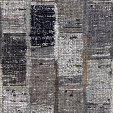Kömür kömürü lekeli, gri Fransız keten kumaşı dokuma arka planı. Tarafsız, eski kumaş baskı kumaştan yapılmış. Her yeri parmak iziyle kaplı. Düzensiz pürüzlü pürüzlü grunge etkisi.