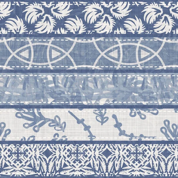 Pasaklı, şık Fransız, gri, mavi keten yama şeritli. Grunge eski yama tekstil efektlerini yıkadı. Kır tarzı ev dekorasyonu yumuşak mobilyalar, dekoratif yastık ya da kumaşın her tarafına yapıştırılmış.. — Stok fotoğraf
