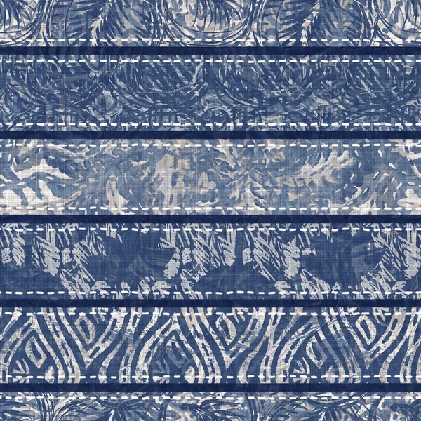 Denim mavisi yamalı örgü dokusu. Eski model baskılı pamuk tekstil efekti. Yamalı kot ev dekorasyonu yumuşak mobilya arka planı. Kumaş baskı malzemesinin her tarafına sccandi yorgan dikişi atılmış..