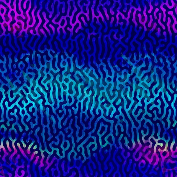 Розфарбований простір пофарбований в плямистий глюк візерунок фону. Фіолетово-блакитний вимитий краватковий барвник повторює годинник. Безшовний строкатий літній текстильний матеріал Boho. Декоративне зів'яле розмивання на весь принт — стокове фото