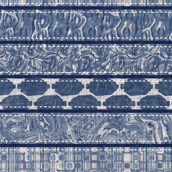 Denim blauwe patchwork streep geweven textuur. Uitgewassen vintage bedrukt katoen textiel effect. Patched jean home decor zachte inrichting achtergrond. Scandinavische quilt steek over stof print materiaal. — Stockfoto