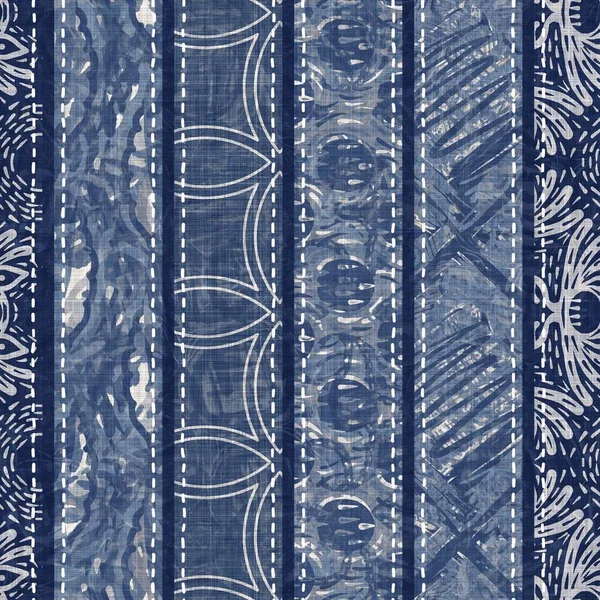 Denim mavisi yamalı örgü dokusu. Eski model baskılı pamuk tekstil efekti. Yamalı kot ev dekorasyonu yumuşak mobilya arka planı. Kumaş baskı malzemesinin her tarafına sccandi yorgan dikişi atılmış.. — Stok fotoğraf