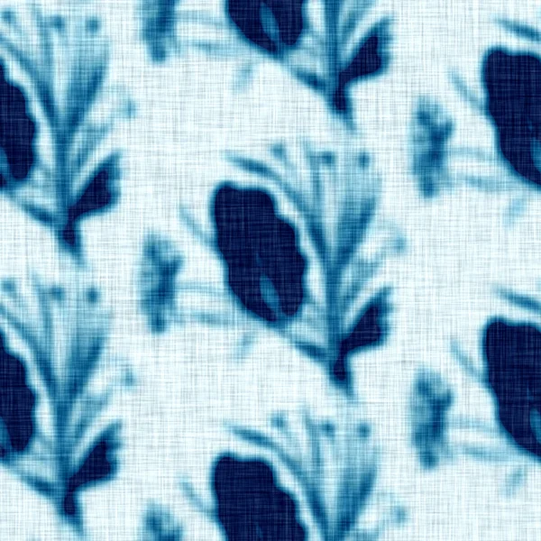 Cyanotypen blau weiße botanische Leinentextur. Faux photographic leaf sun print effect für trendige unscharfe Mode swatch. Mono Print Laub in 2 Farbtönen. Hochauflösende Wiederholkachel. — Stockfoto