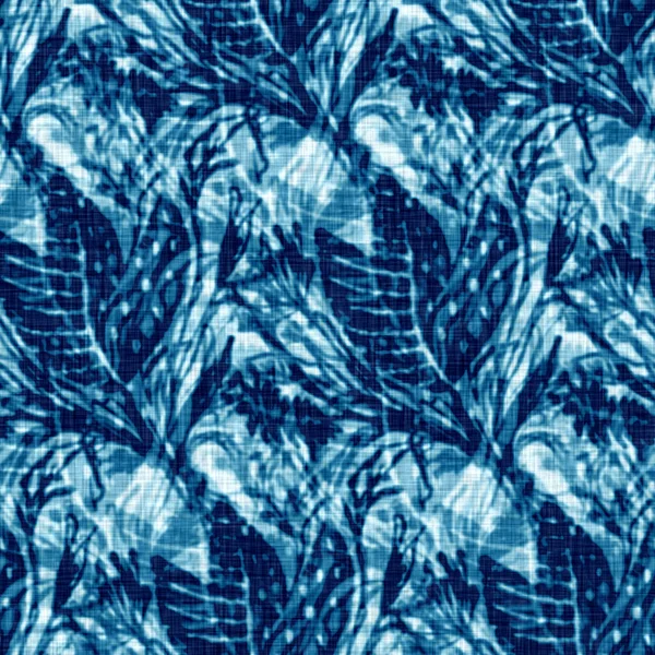 Cyanotypen blau weiße botanische Leinentextur. Faux photographic floral sun print Effekt für trendige, unscharfe Mode Swatch. Blume mit Monoprint in 2 Farbtönen. Hochauflösende Wiederholkachel. — Stockfoto