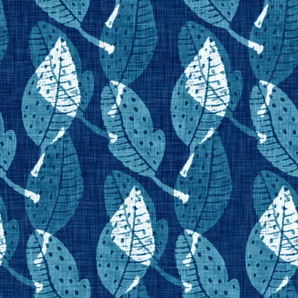 Cyanotypen blau weiße botanische Leinentextur. Faux photographic leaf sun print effect für trendige unscharfe Mode swatch. Mono Print Laub in 2 Farbtönen. Hochauflösende Wiederholkachel. — Stockfoto