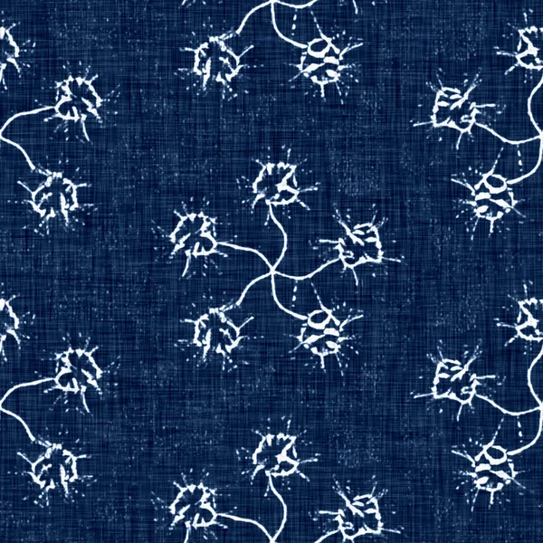Tekstur efek jean biru mencuci asam dengan latar belakang motif bunga linen dekoratif. Kain kain tekstil denim mulus di seluruh cetakan. — Stok Foto