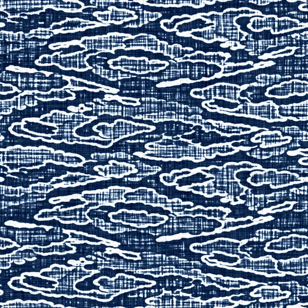 Tekstur efek jean biru mencuci asam dengan latar belakang motif geo linen dekoratif. Kain kain tekstil denim mulus di seluruh cetakan. — Stok Foto