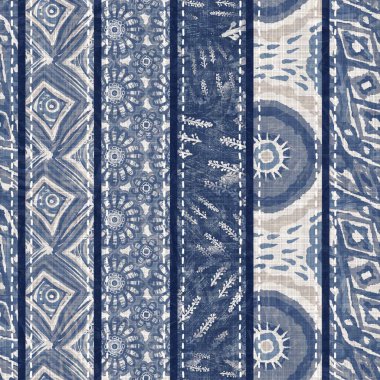 Denim mavisi yamalı örgü dokusu. Eski model baskılı pamuk tekstil efekti. Yamalı kot ev dekorasyonu yumuşak mobilya arka planı. Kumaş baskı malzemesinin her tarafına sccandi yorgan dikişi atılmış..