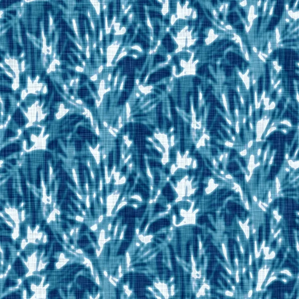 Cyanotypes bleu blanc texture lin botanique. Faux effet floral photographique imprimé soleil pour swatch mode tendance hors foyer. Mono fleur d'impression en couleur 2 tons. Tuile de répétition haute résolution. — Photo