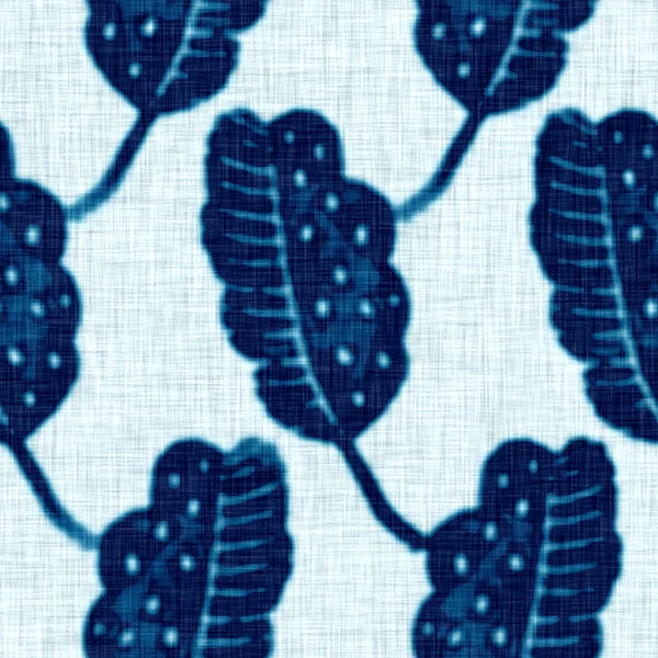 Cyanotypen blau weiße botanische Leinentextur. Faux photographic leaf sun print effect für trendige unscharfe Mode swatch. Mono Print Laub in 2 Farbtönen. Hochauflösende Wiederholkachel. — Stockfoto