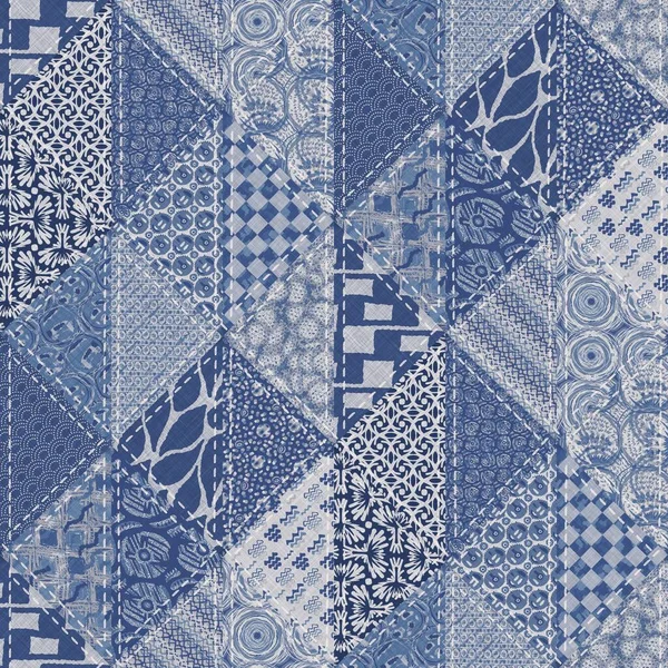 Denim barat biru patchwork segitiga tenunan tekstur. Indigo vintage mencuci efek tekstil kapas yang dicetak. Bertambal jean latar belakang dekorasi rumah. Boho bandana quilt stitch allover bahan cetak kain. — Stok Foto