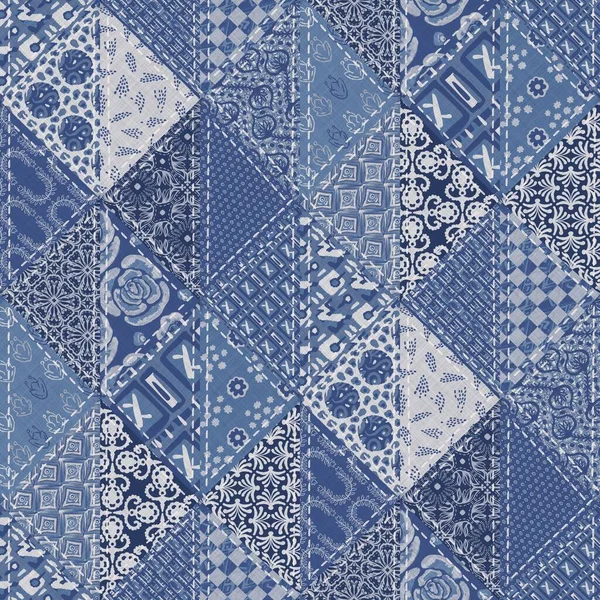 Denim barat biru patchwork segitiga tenunan tekstur. Indigo vintage mencuci efek tekstil kapas yang dicetak. Bertambal jean latar belakang dekorasi rumah. Boho bandana quilt stitch allover bahan cetak kain. — Stok Foto