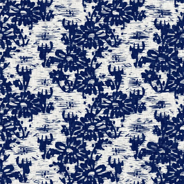 Indigo tingido tecido flor padrão textura. Tinta de pano de moda têxtil sem costura resistir a toda a impressão. Japonês quimono bloco impressão. Amostra repetível de efeito batik de alta resolução. — Fotografia de Stock