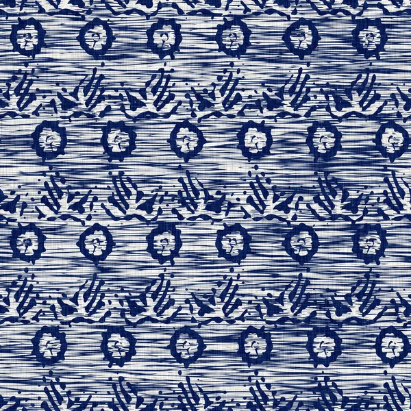 Indigo tingido tecido folha padrão textura. Tinta de pano de moda têxtil sem costura resistir a toda a impressão. Japonês quimono bloco impressão. Amostra repetível de efeito batik de alta resolução. — Fotografia de Stock